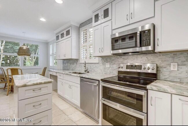 Building Photo - 156 Hidden Palms Ln