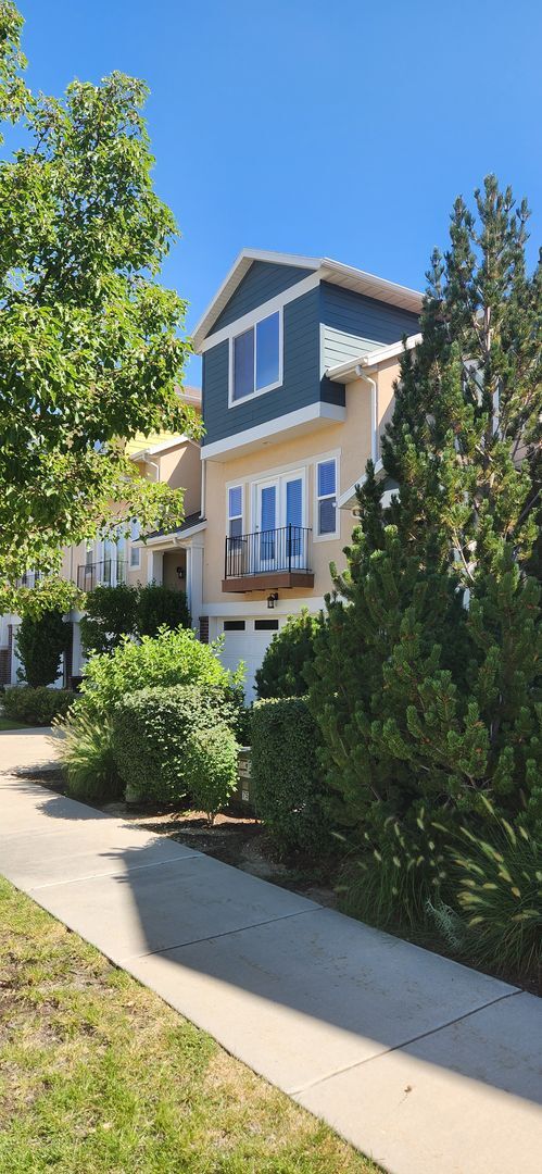 Building Photo - Luxury 3 Bedroom Plus Den in Sandy!