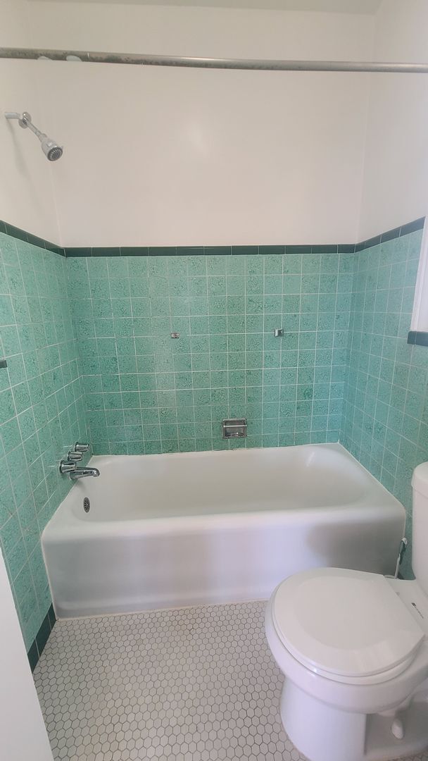 Building Photo - Full of Natural Light & Character Apt in N...
