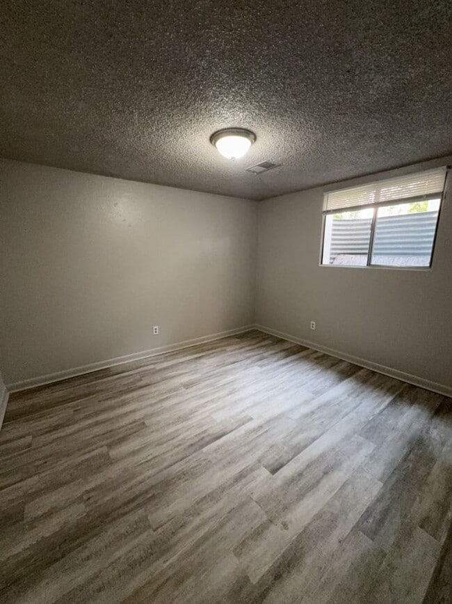 Building Photo - Updated 3 Bed 1 Bath Basement Apartment