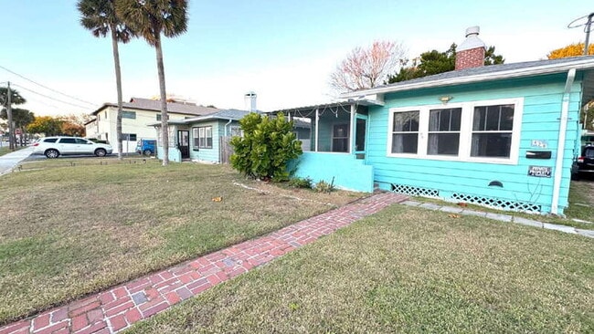 Building Photo - 428 N Oleander Ave