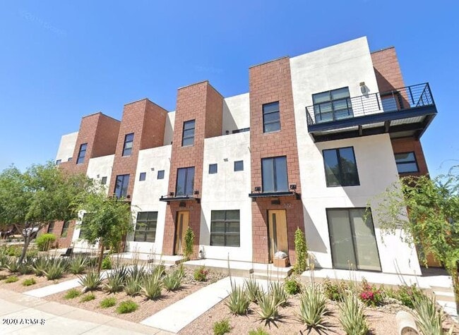 Building Photo - 572 W 5th St