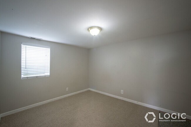 Building Photo - 822 E 50 S