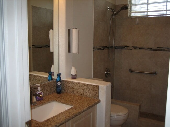 Building Photo - Single story, gated, 3bed, 2bath, 2car garage, Club house, Community Pool, Spa, Fitness room, CCRs