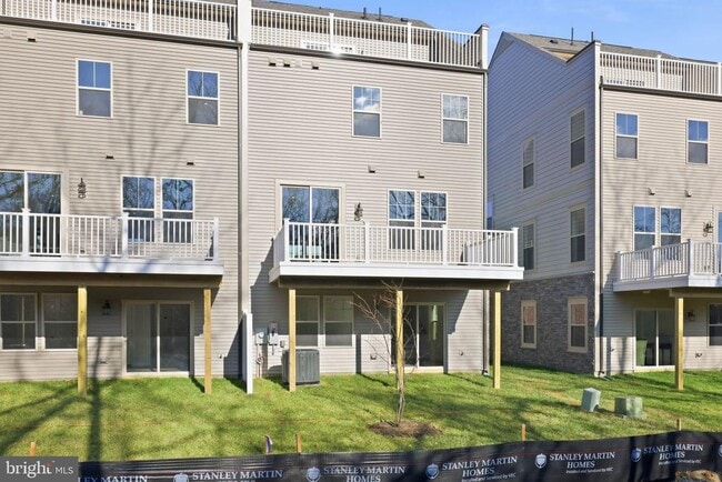 Building Photo - 1011 Venifena Terrace SE