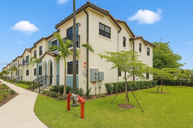 Building Photo - 6156 SW 36th Ct