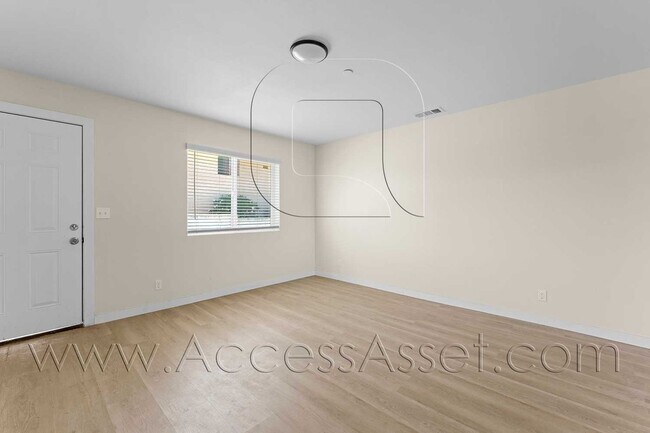Building Photo - 108 S Lindsay St