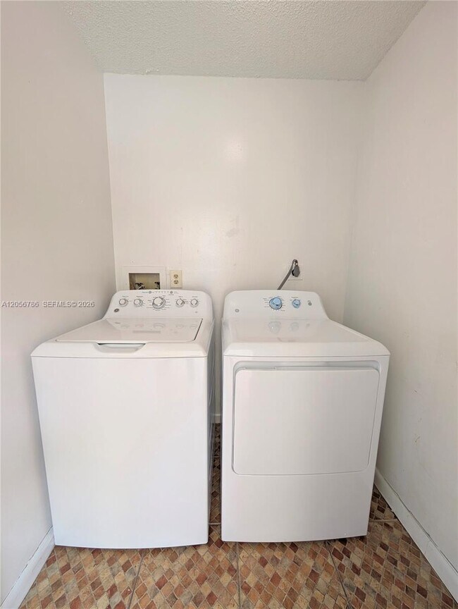 Building Photo - 10765 SW 108th Ave
