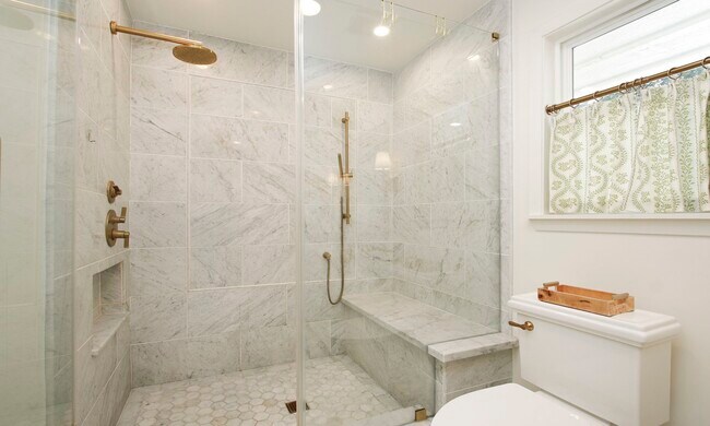 Building Photo - 827 St George Ln