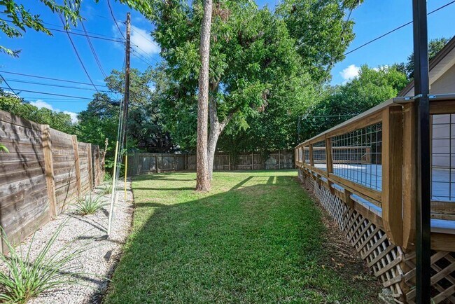 Building Photo - 2508 East Side Dr