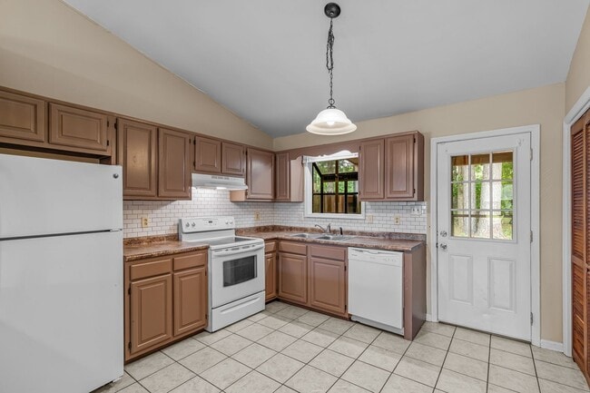 Building Photo - 2 Bedroom, 2 Bathroom Home