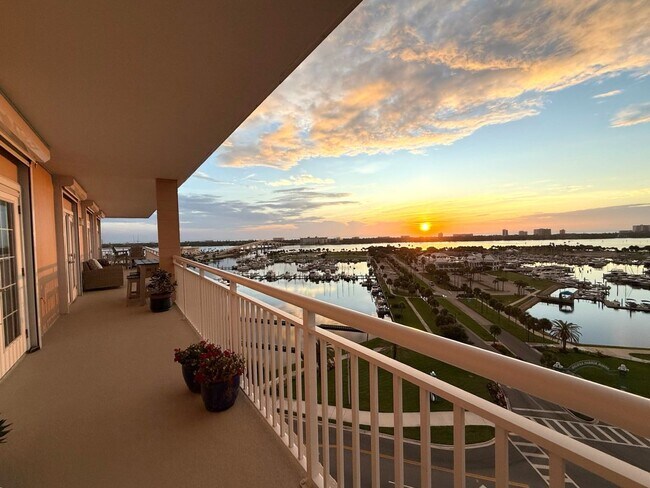 Building Photo - Stunning Penthouse with Amazing Views!