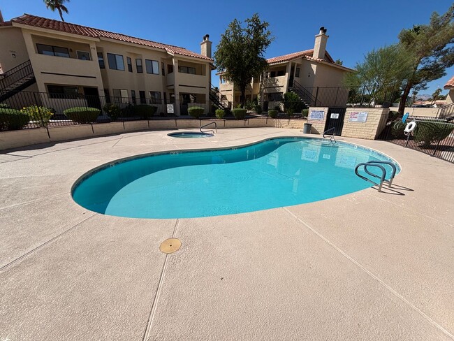 Building Photo - Gorgeous 2BED/2BATH Condo nestled in a Roc...