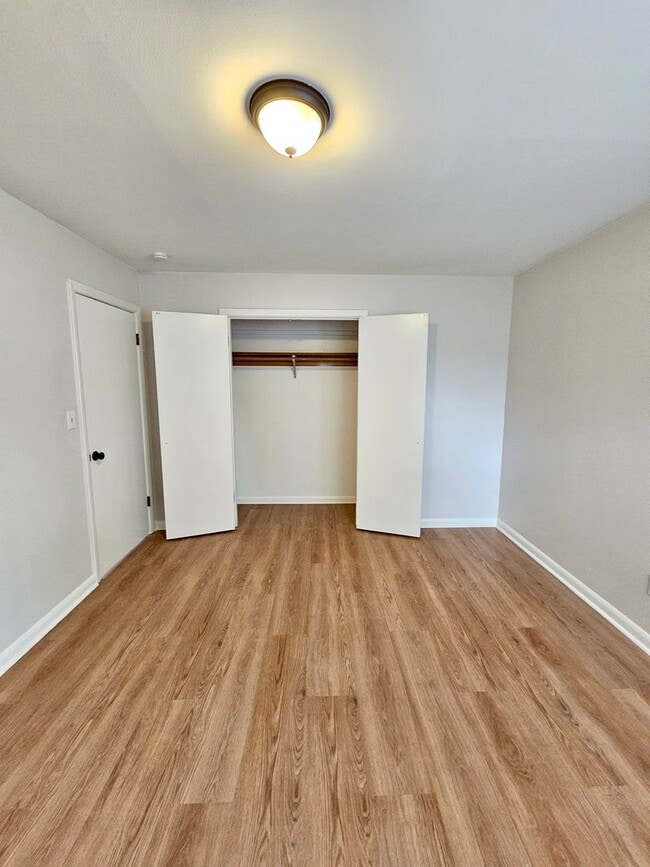 Building Photo - Newly Updated 3 Bed, 1.5 Bath Duplex Unit with Garage in Lovely Inner SE