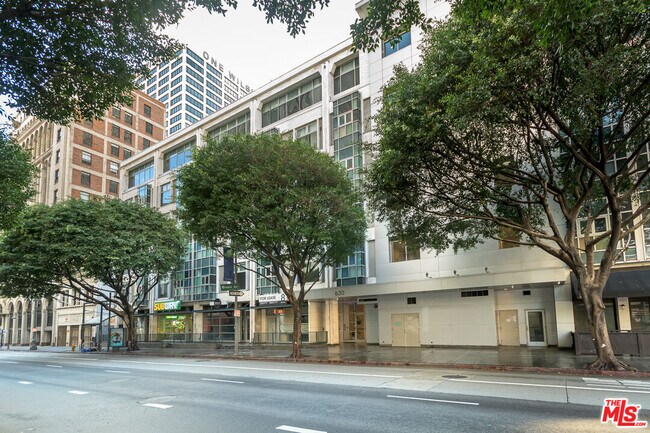 Building Photo - 630 W 6th St