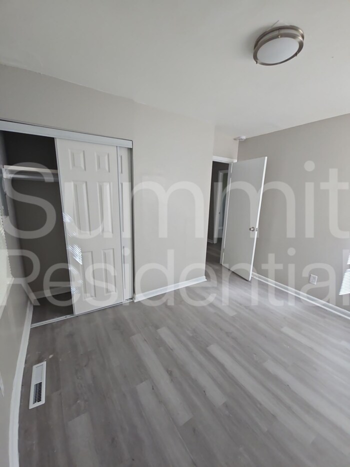 Building Photo - 5636 E 40th St