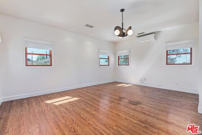 Building Photo - 503 N Vista St