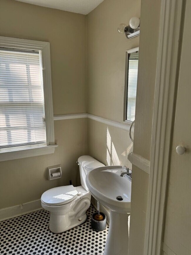 Building Photo - 1517-AB St Ann St