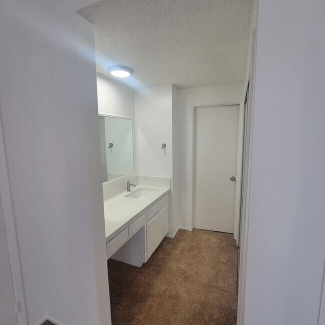 Building Photo - 2 BEDROOM CONDO UNIT IN THE WEST LA AREA 646 481 4404