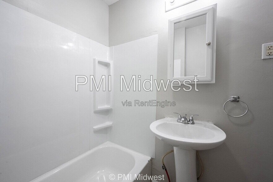 Building Photo - 411 W 40th St