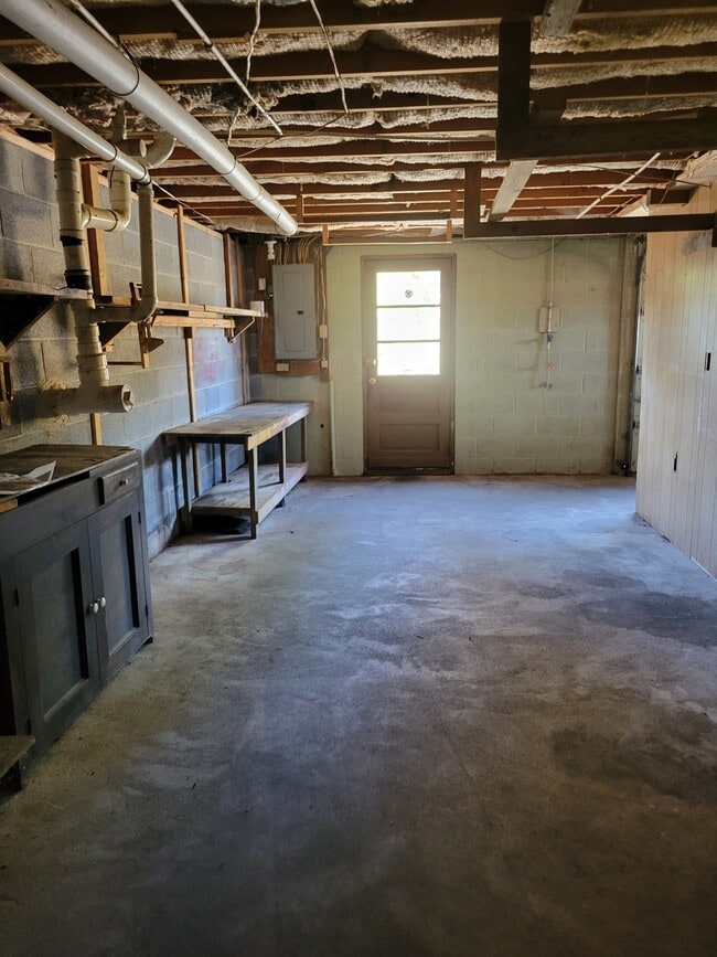 Building Photo - 1263 Newburg Rd