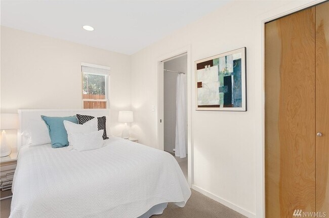 Building Photo - $2000.00 Rent Credit/ Townhome in the heart of Columbia City — 3 bed, 2.5 bath with a flexible la...