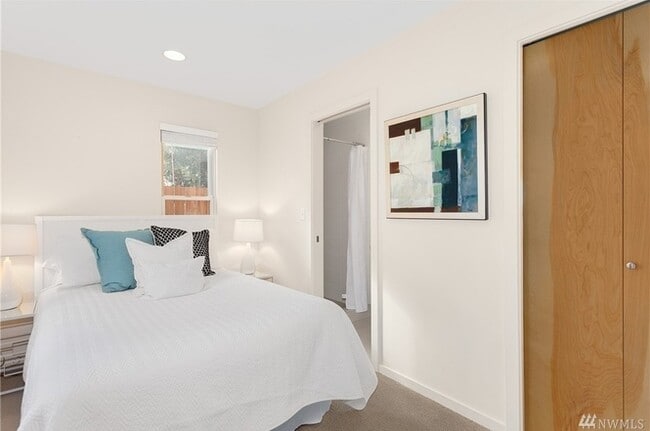 Building Photo - Stunning Townhome in the heart of Columbia City