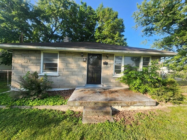 Primary Photo - Charming 2 bedroom 1 bath with large rooms...