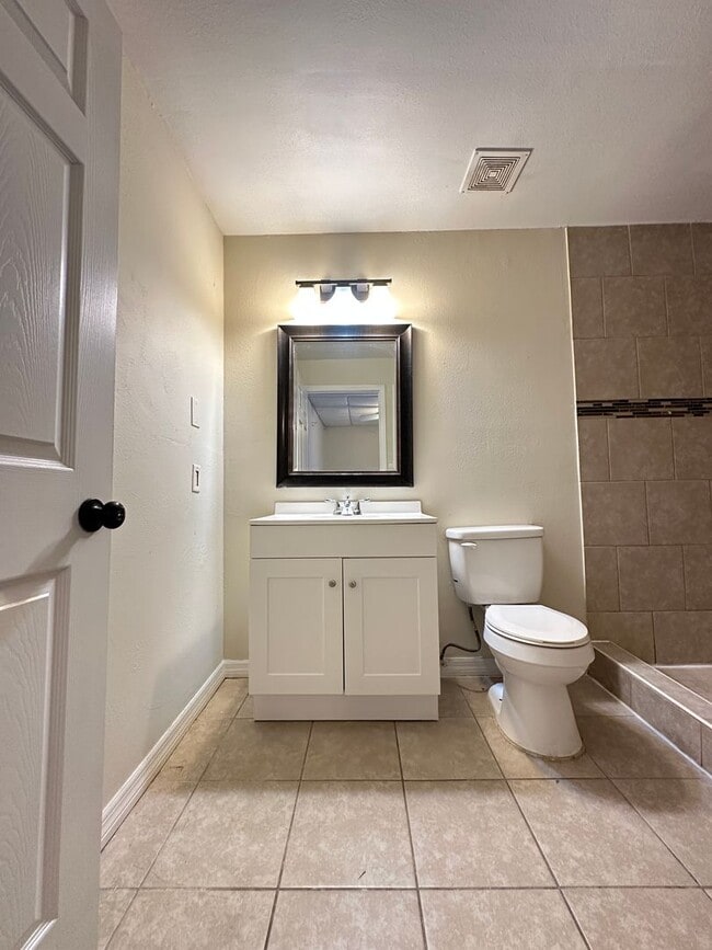 Building Photo - Spacious 5-Bedroom Single Family Home in Hillsborough County