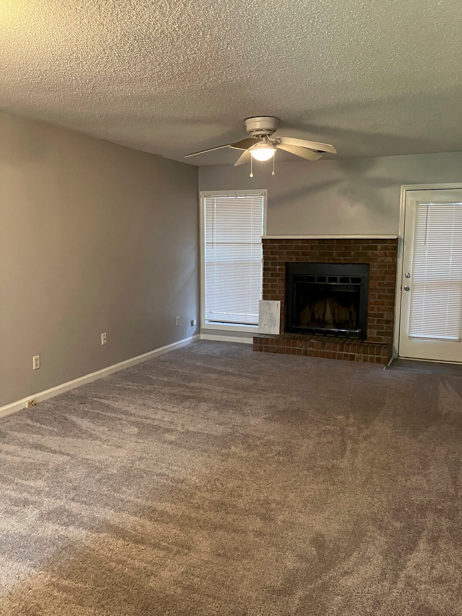 Living room/Dining room - 25 Ninety Two Pl