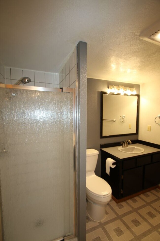 Building Photo - 4 Bedroom Eagle River Home!