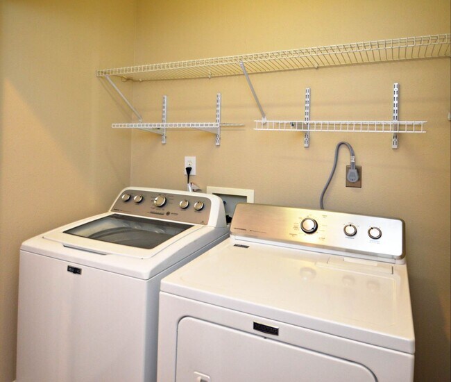 Building Photo - Live in Wyndhurst!