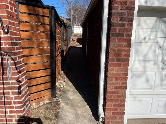 Building Photo - Aksarben Tudor For Rent