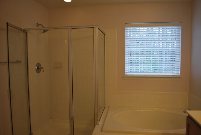 Building Photo - -- AVAILABLE SOON!  SPACIOUS 3 BED 2.5 BAT...