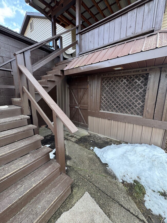 Building Photo - 702 Peer St