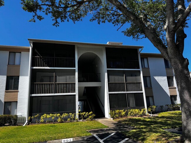Building Photo - 1 Bedroom 2nd Floor Condo in East Orlando with Laminate Flooring and Scenic Balcony View!