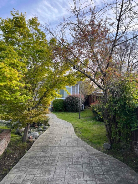 Building Photo - 139 Roslyn Dr