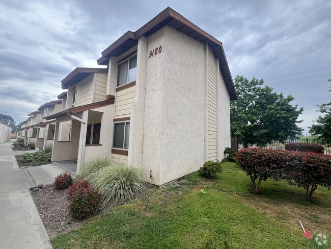 Building Photo - 5180 N River Rd