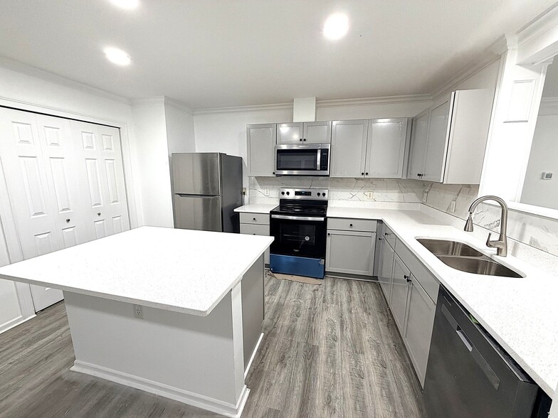 Building Photo - 10882 Emery Dr