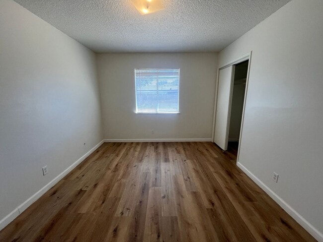 Building Photo - Asp812