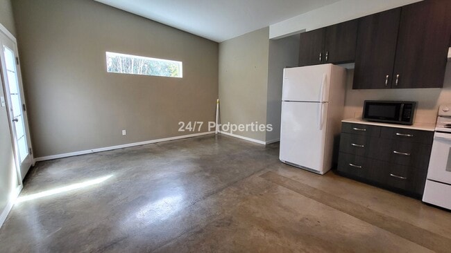 Building Photo - Unique 2 BD | 1 BA Home - SE Portland
