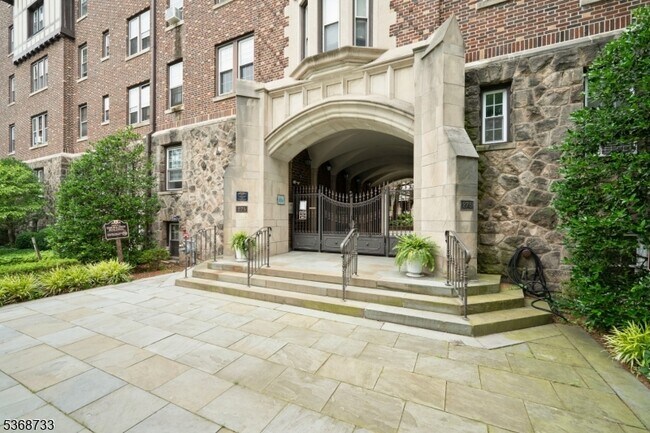 Building Photo - 275 Engle St