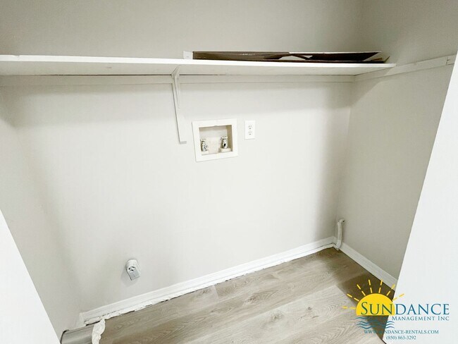 Building Photo - Charming 2-Bedroom Ground-Floor Unit in Fo...