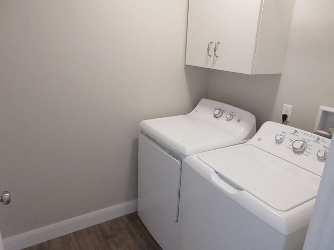 Building Photo - **Move-In Discount**3 bed -2.5 bath - Newer townhome in the heart of Cedar City!