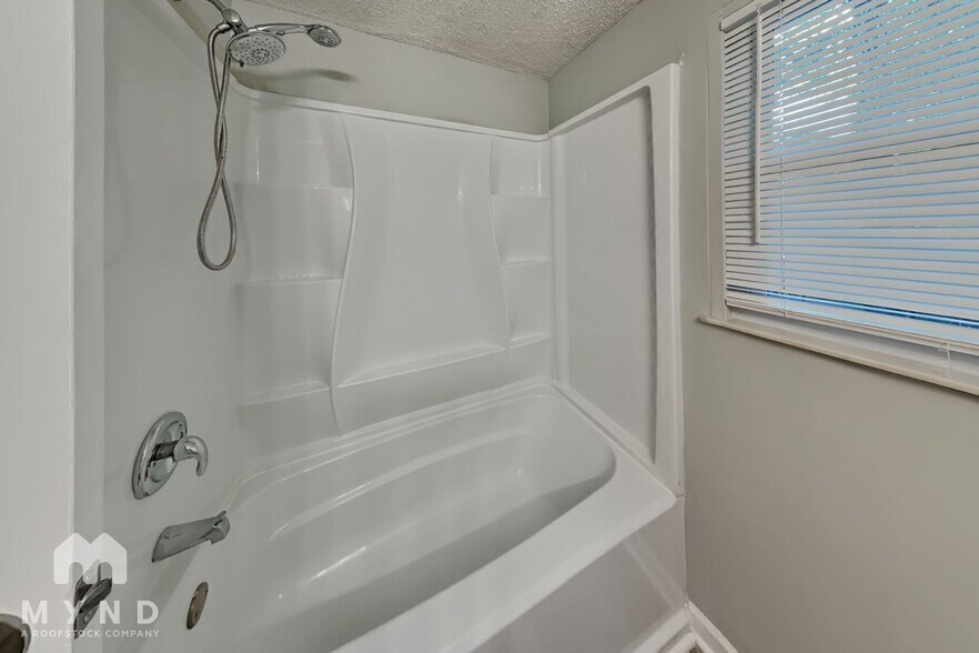 Building Photo - 6301 Ivory Palm Dr