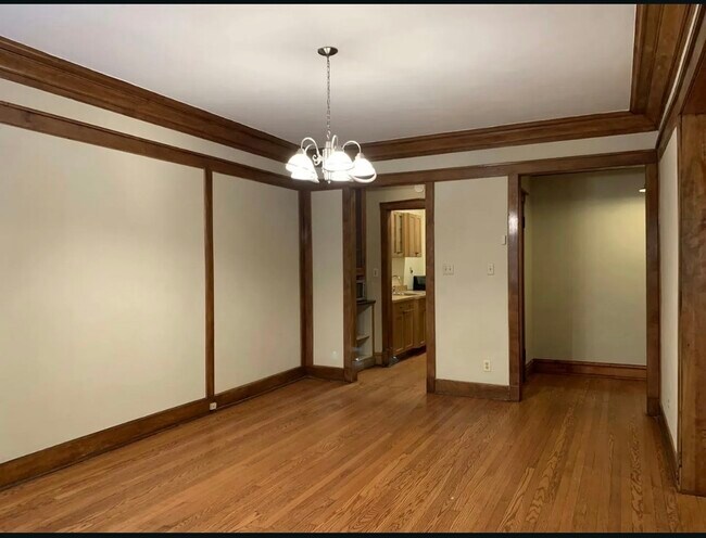 Building Photo - 2332 E 70th Pl