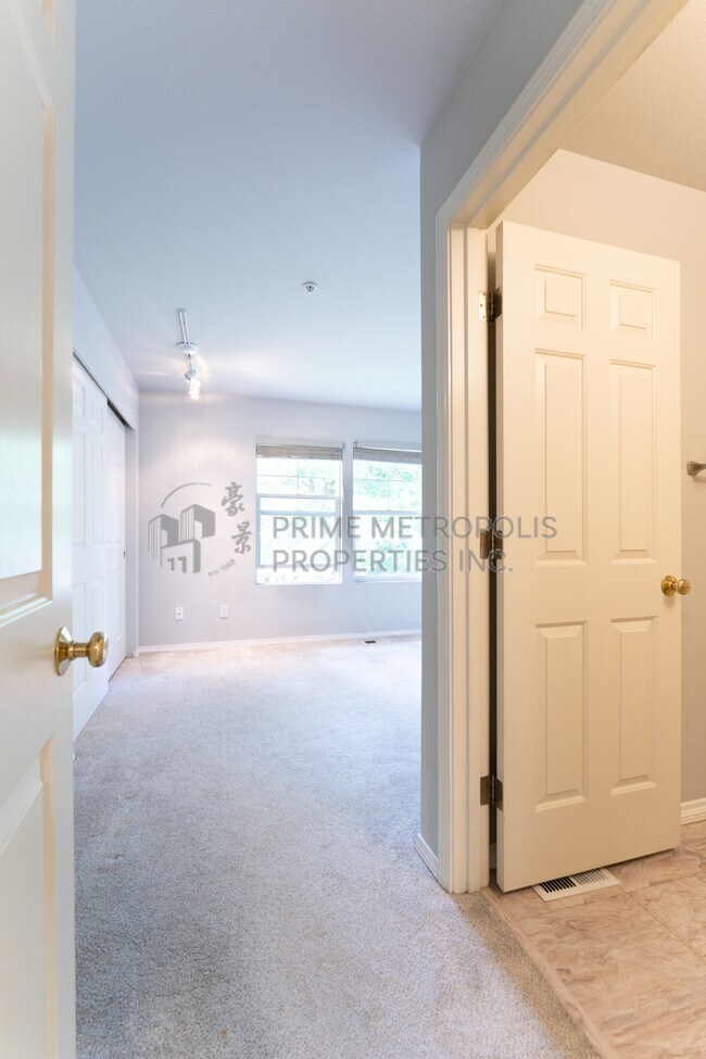 Building Photo - 2062 Newport Way NW