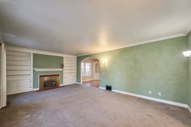 Building Photo - Charming 3-Bedroom Home with Spacious Base...
