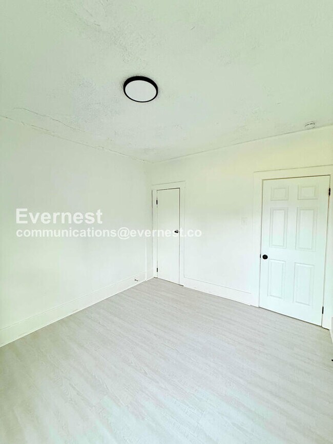 Building Photo - 3 Bed/1 Bath Home with Laundry Hookups / Pet-Friendly / Vouchers Accepted / Available Soon!