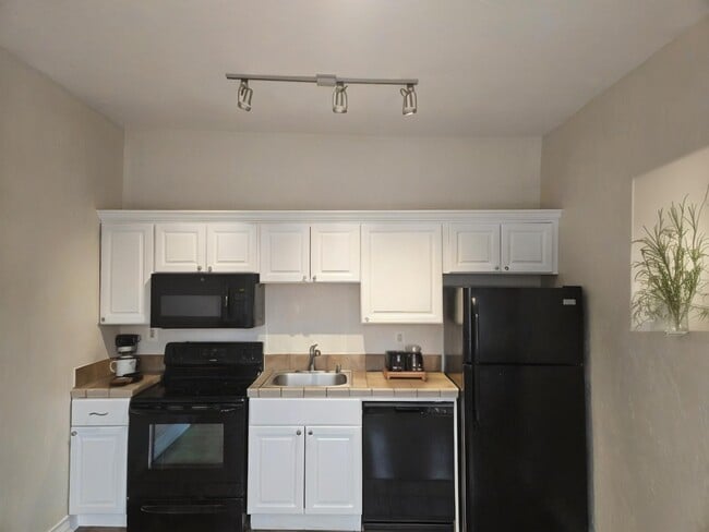 Building Photo - 246 S St Clair St